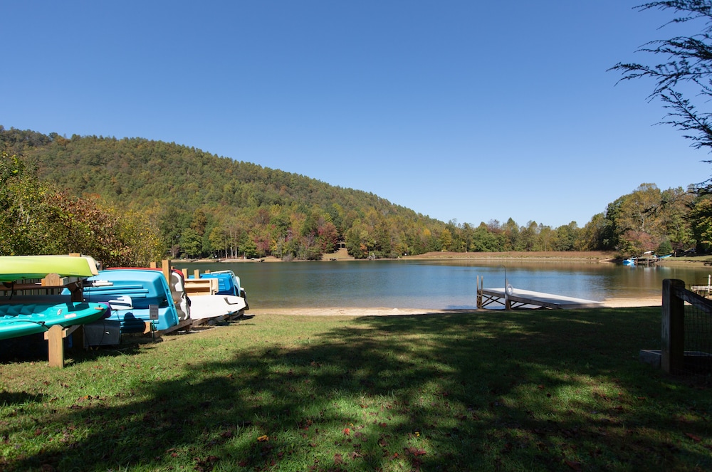 Open and Airy New Modern Farmhouse on Lake Sheila