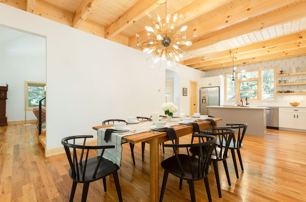 Open and Airy New Modern Farmhouse on Lake Sheila