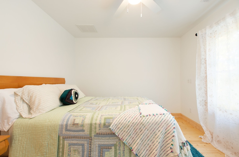 Open and Airy New Modern Farmhouse on Lake Sheila