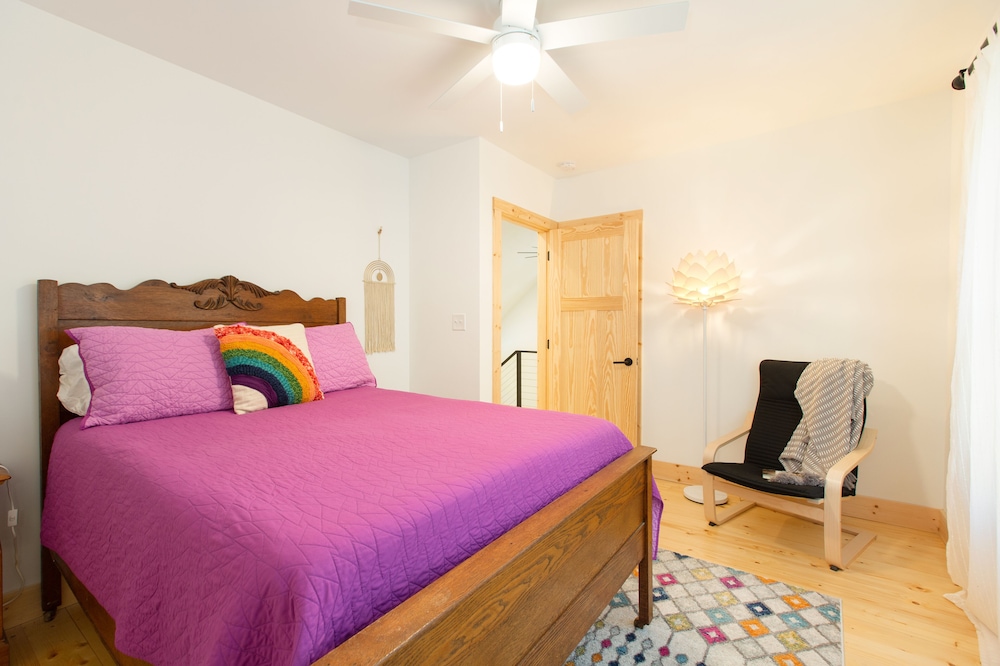 Open and Airy New Modern Farmhouse on Lake Sheila