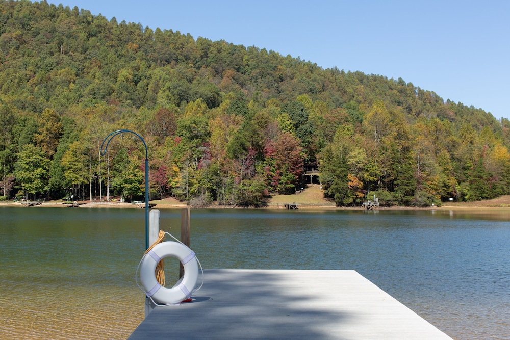 Open and Airy New Modern Farmhouse on Lake Sheila