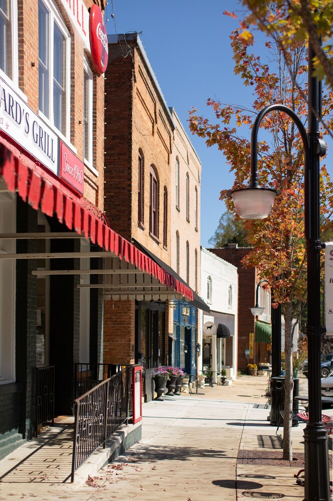 Open and Airy New Modern Farmhouse on Lake Sheila