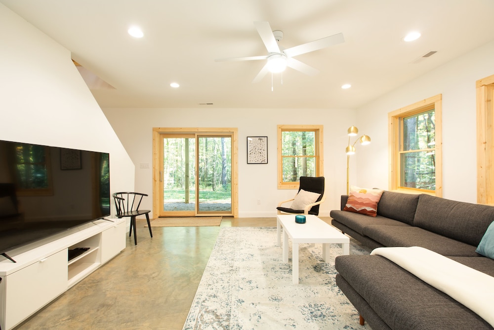 Open and Airy New Modern Farmhouse on Lake Sheila