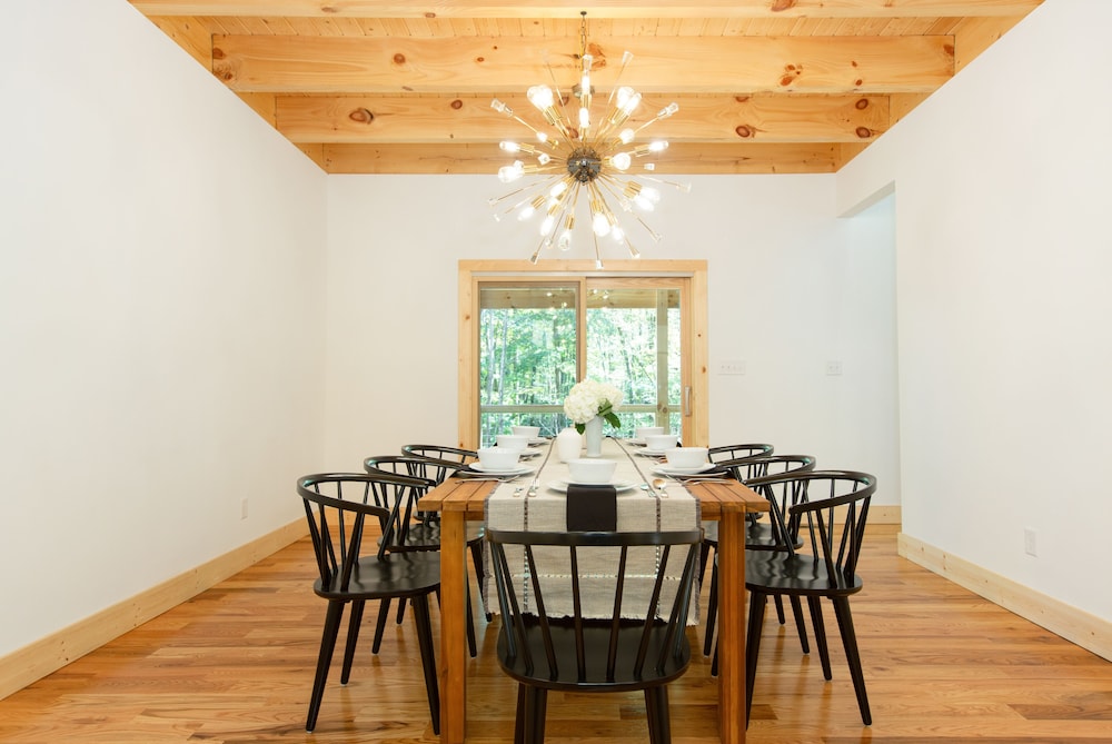 Open and Airy New Modern Farmhouse on Lake Sheila