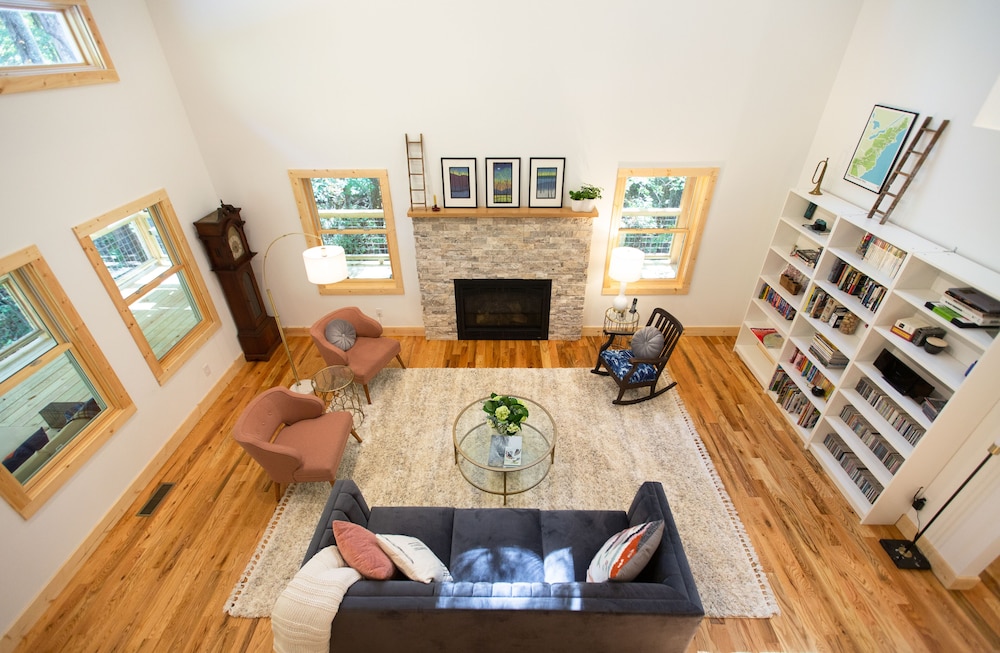 Open and Airy New Modern Farmhouse on Lake Sheila