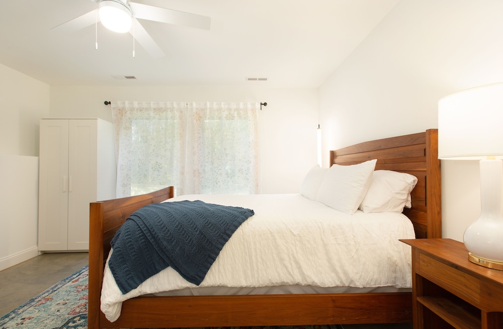 Open and Airy New Modern Farmhouse on Lake Sheila