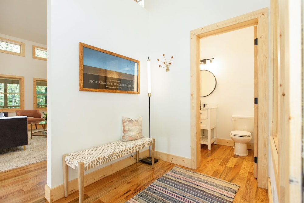 Open and Airy New Modern Farmhouse on Lake Sheila