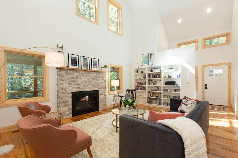 Open and Airy New Modern Farmhouse on Lake Sheila