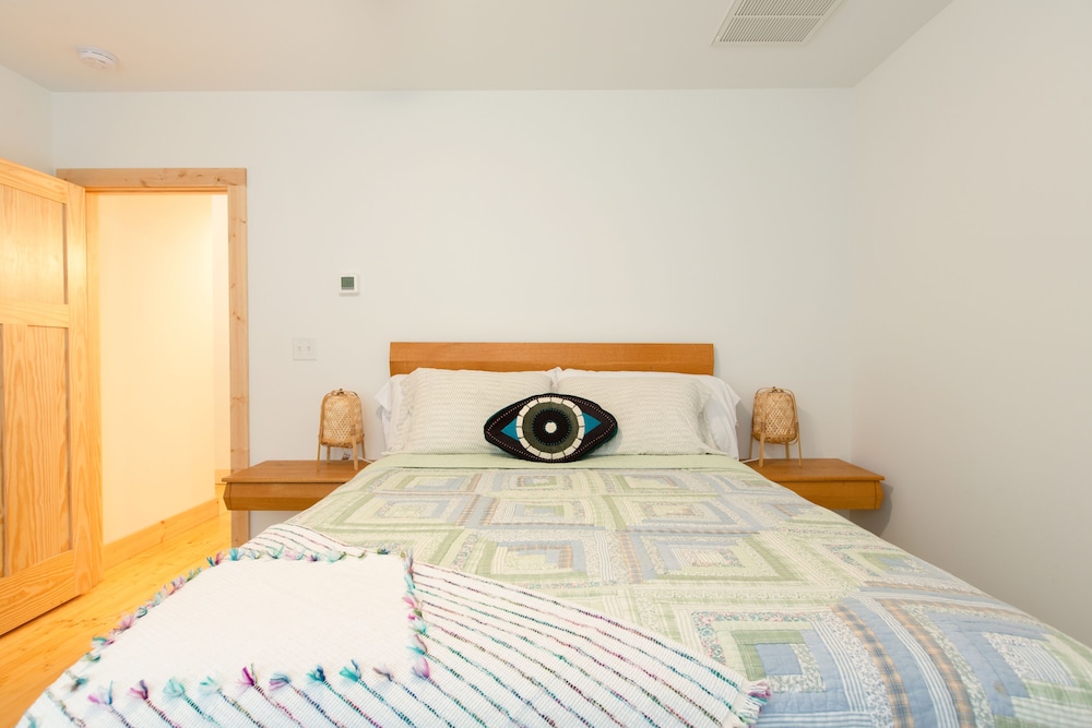 Open and Airy New Modern Farmhouse on Lake Sheila