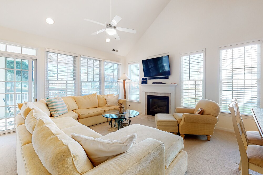 Bear Trap Dunes townhouse w/ balcony, free WiFi, gym, and private gas