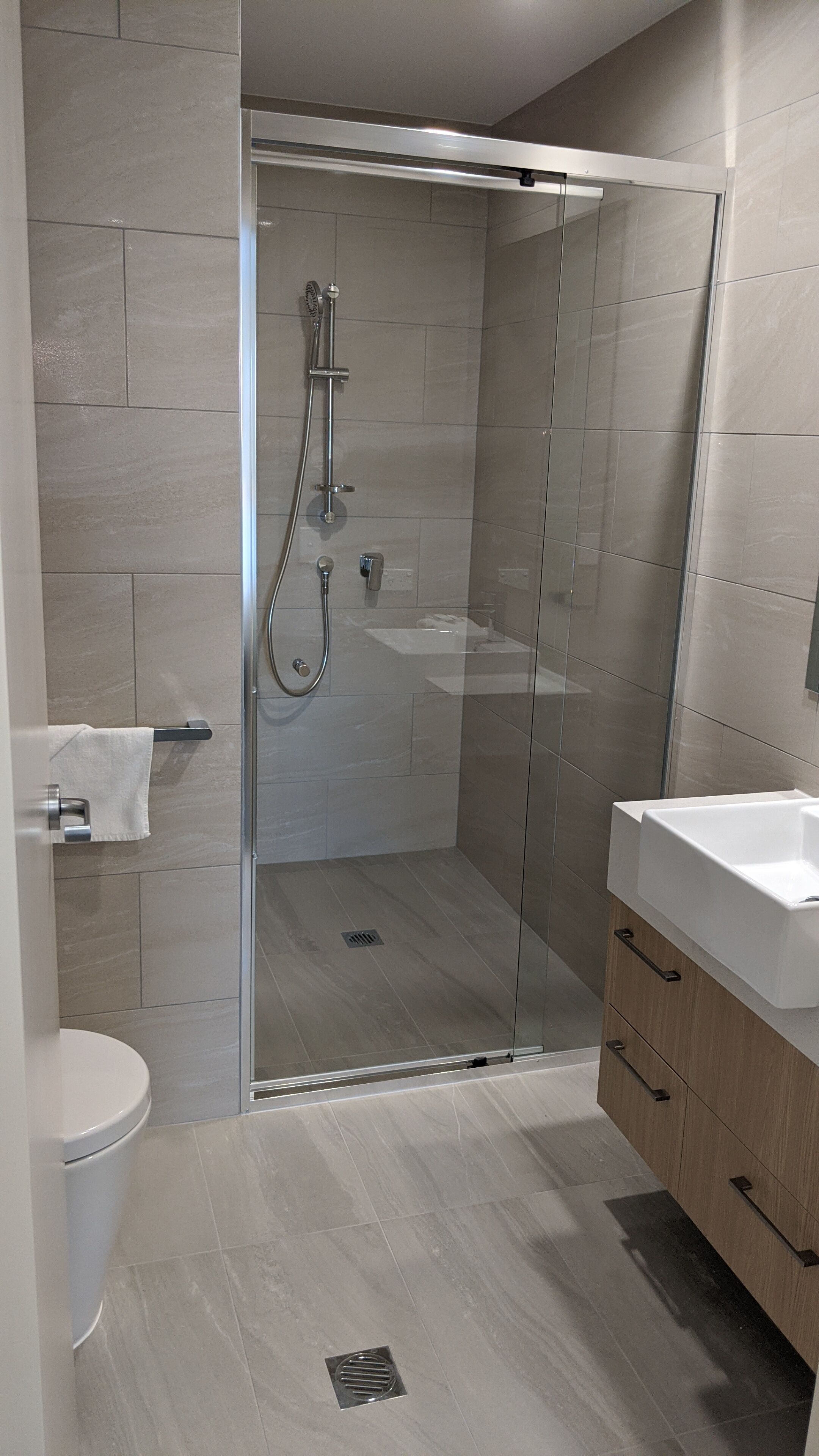 Stylish 2bedroom top Level Apartment