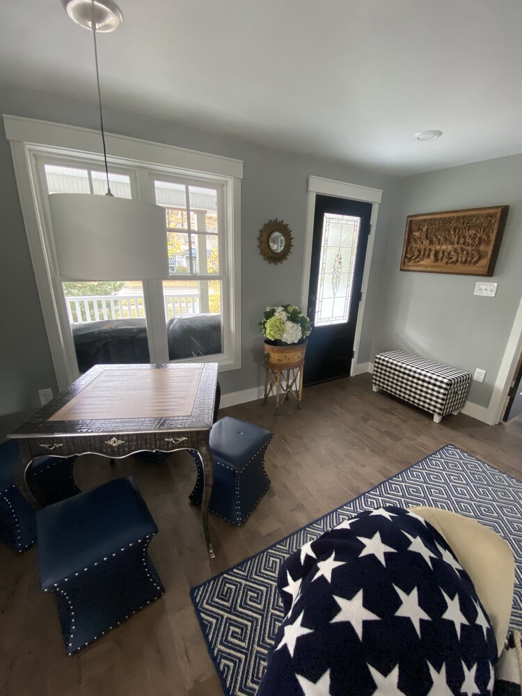 Perfect 5 star Harbor Springs home, short walk to beach / town. 5Mi to slopes! Harbor Springs