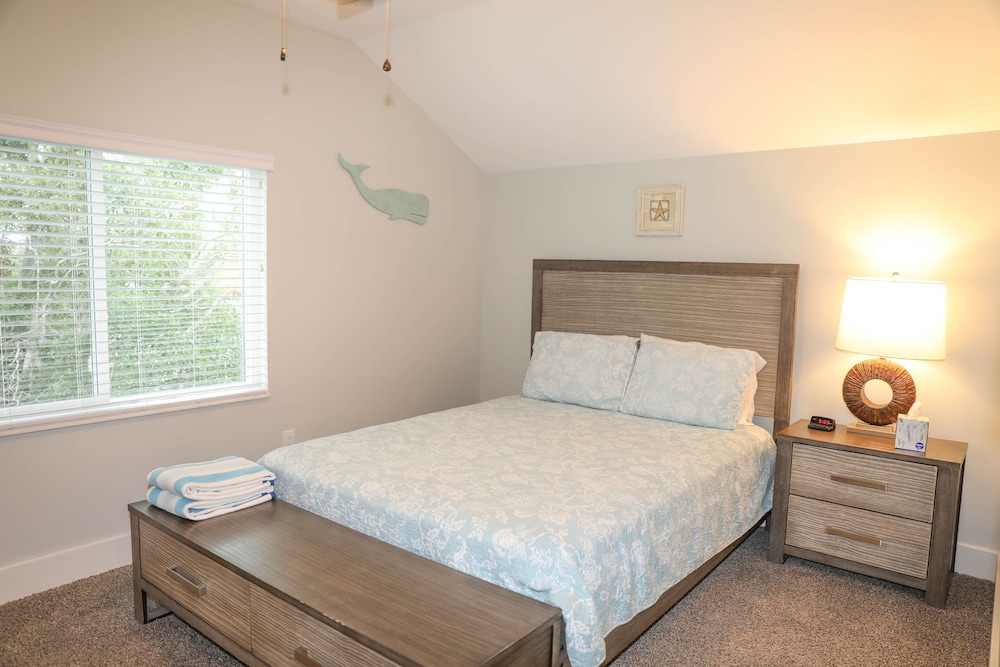 Hawk Nest ApartmentWalk to downtown & the water! New heated POOL