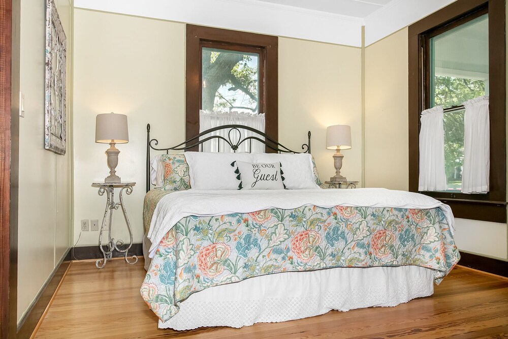 Oma Lange's Guesthouse | In Town | Hot Tub | Full Kitchen | WiFi in  Fredericksburg | Best Rates & Deals on Orbitz