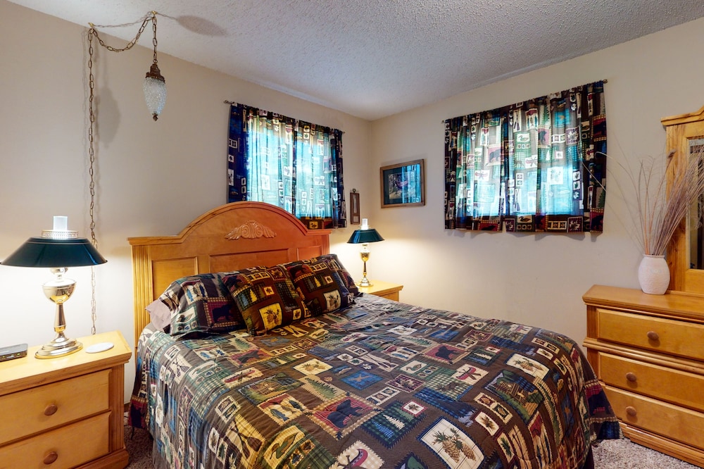 Friendly cabin with WiFi & woodburning stove one mile from the Rio