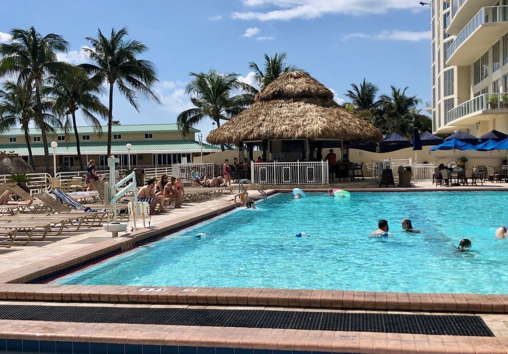 AWESOME FAMILY GETAWAY! ONE CHIC SUITE WITH A CITY VIEW AND POOL!