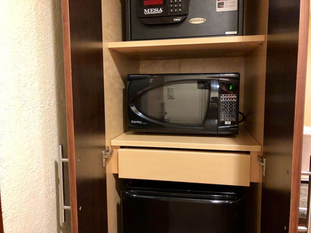 AWESOME FAMILY GETAWAY! ONE CHIC SUITE WITH A CITY VIEW AND POOL!