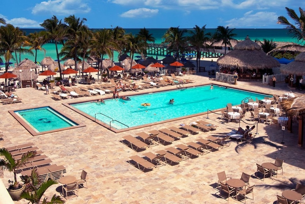 AWESOME FAMILY GETAWAY! ONE CHIC SUITE WITH A CITY VIEW AND POOL!