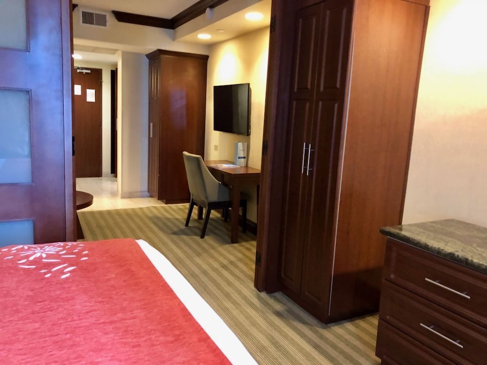 AWESOME FAMILY GETAWAY! ONE CHIC SUITE WITH A CITY VIEW AND POOL!