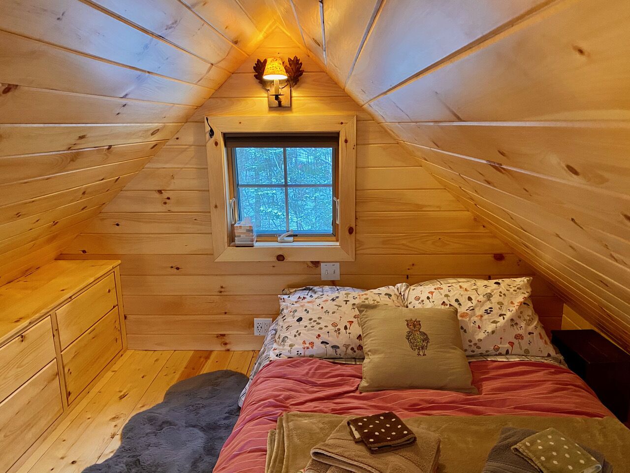 Cozy Loft for two With Hot Tub in Granville, United States