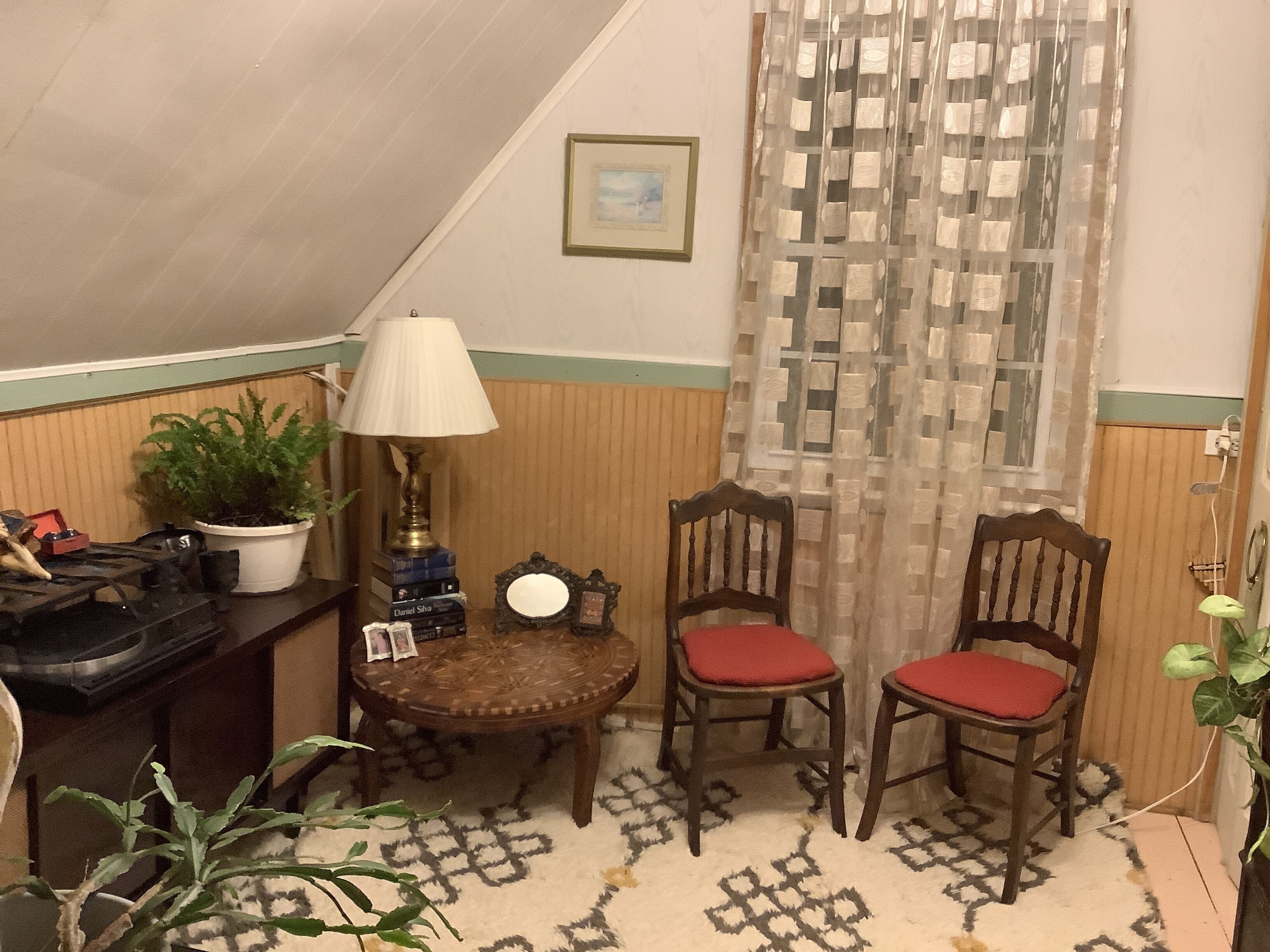 Victorian cottage upstairs suite great location in wine country in Riverhead, United States