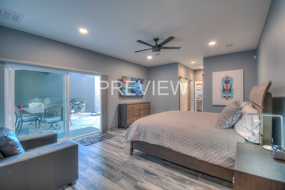 Modern Gasoline Alley w/Hot Tub & 3 King Beds Albuquerque Vrbo