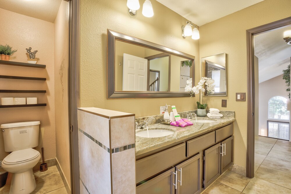 Extraordinary Private Pool/Spa Villa w/man cave