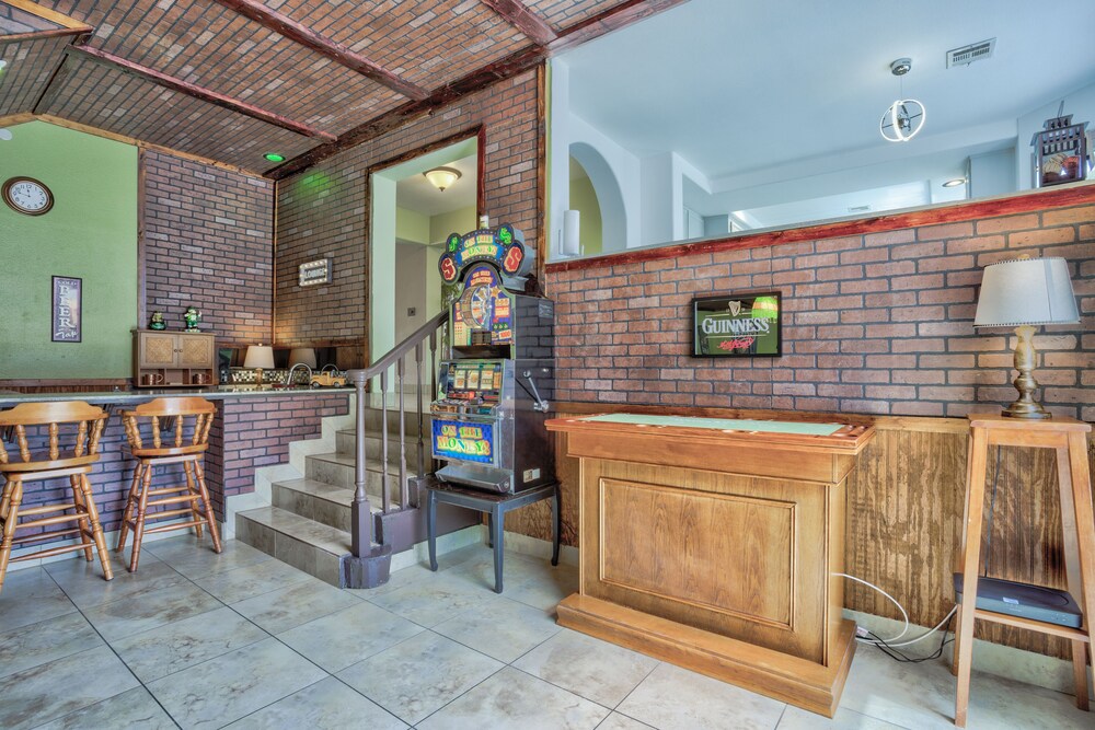 Extraordinary Private Pool/Spa Villa w/man cave