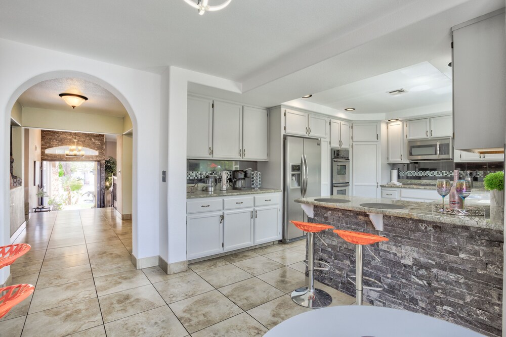 Extraordinary Private Pool/Spa Villa w/man cave