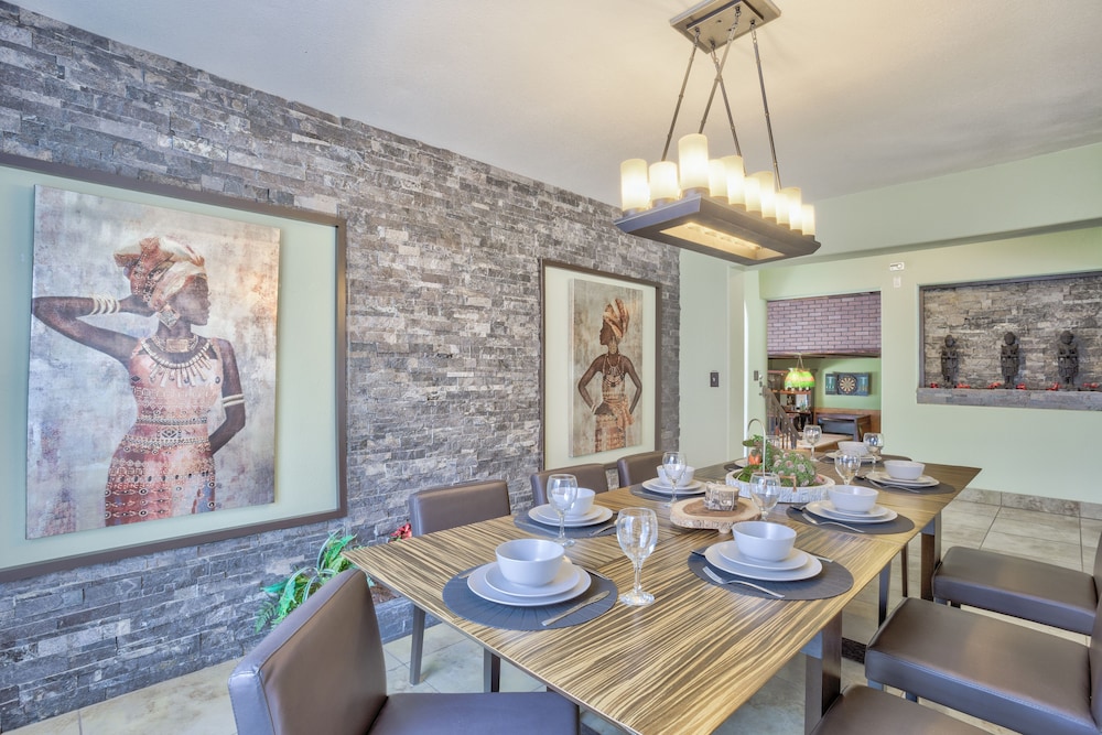 Extraordinary Private Pool/Spa Villa w/man cave