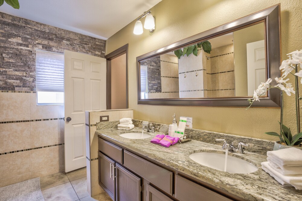 Extraordinary Private Pool/Spa Villa w/man cave