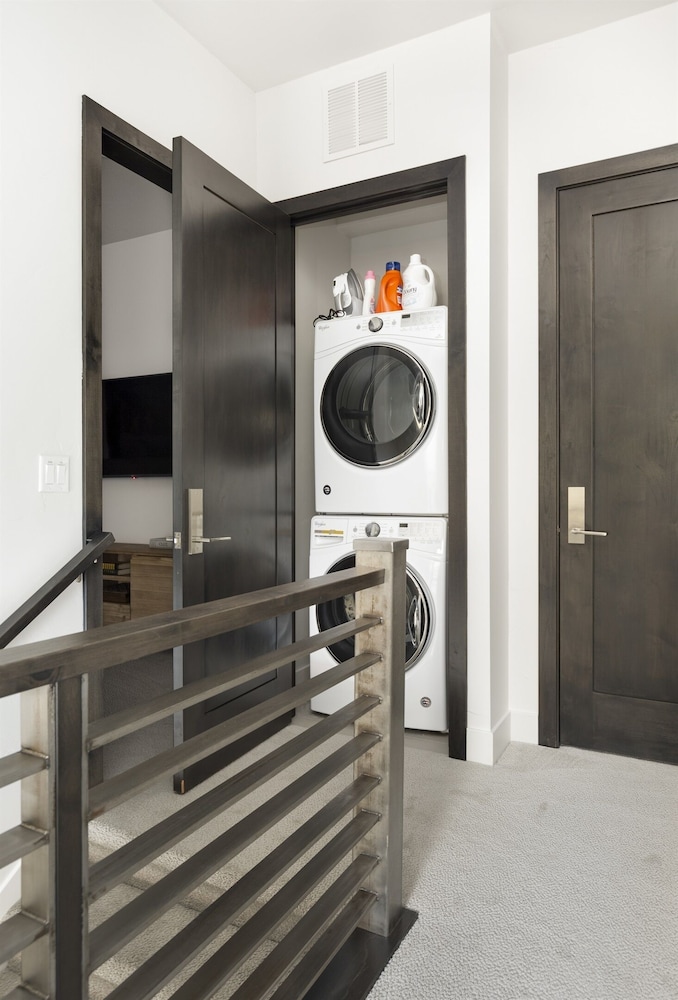 Stunning! Walk to lift Beautiful pool complex Canyons Village at