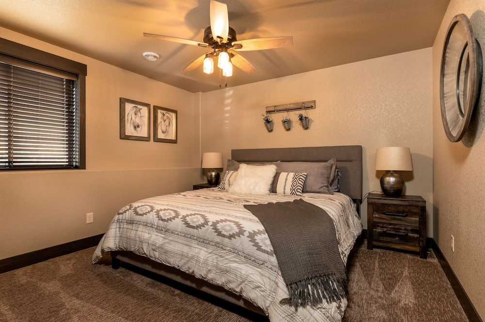 Stunning New Cabin in Powder House Pass with Hot Tub & Theater Room