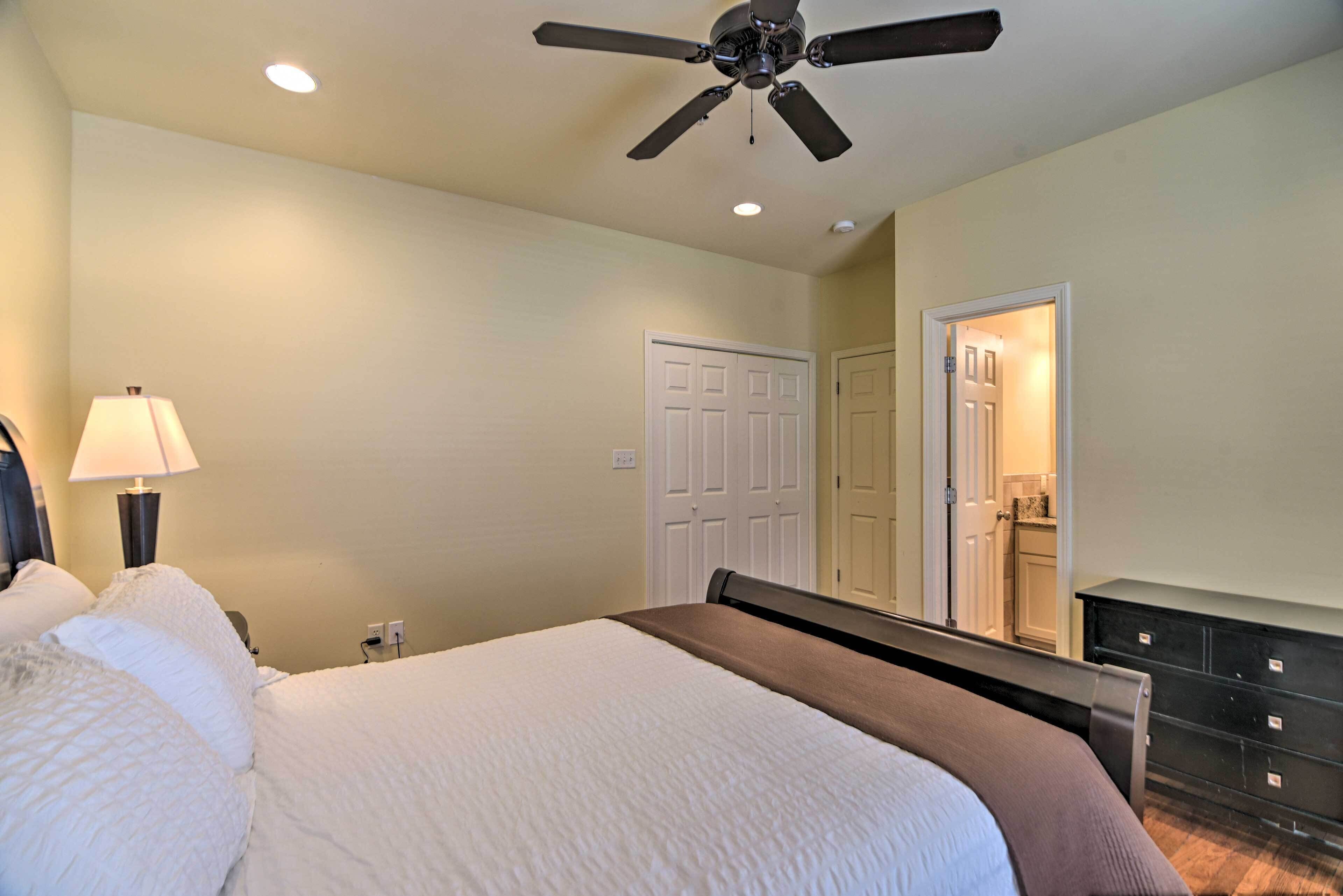 New! Historic Downtown Condo, Walk to Riverfront! in Vicksburg, United States