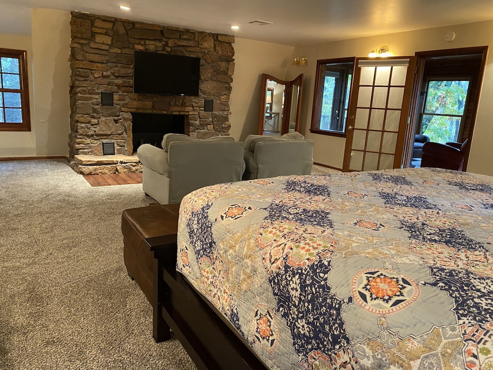 Cozy Lodge on Fort Gibson Lake. PetFriendly! Cherokee County Vrbo