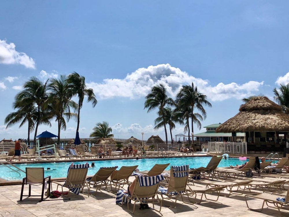 GREAT BEACH DESTINATION! 2 WONDERFUL SUITES AND POOL!