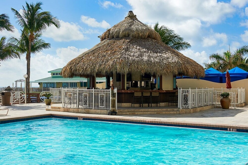 GREAT BEACH DESTINATION! 2 WONDERFUL SUITES AND POOL!