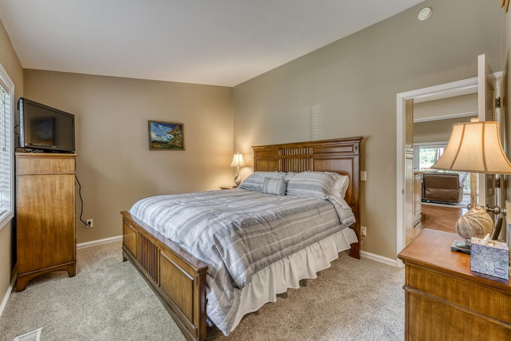 Spectacular Getaway, steps from the Lake Zephyr Cove Vrbo