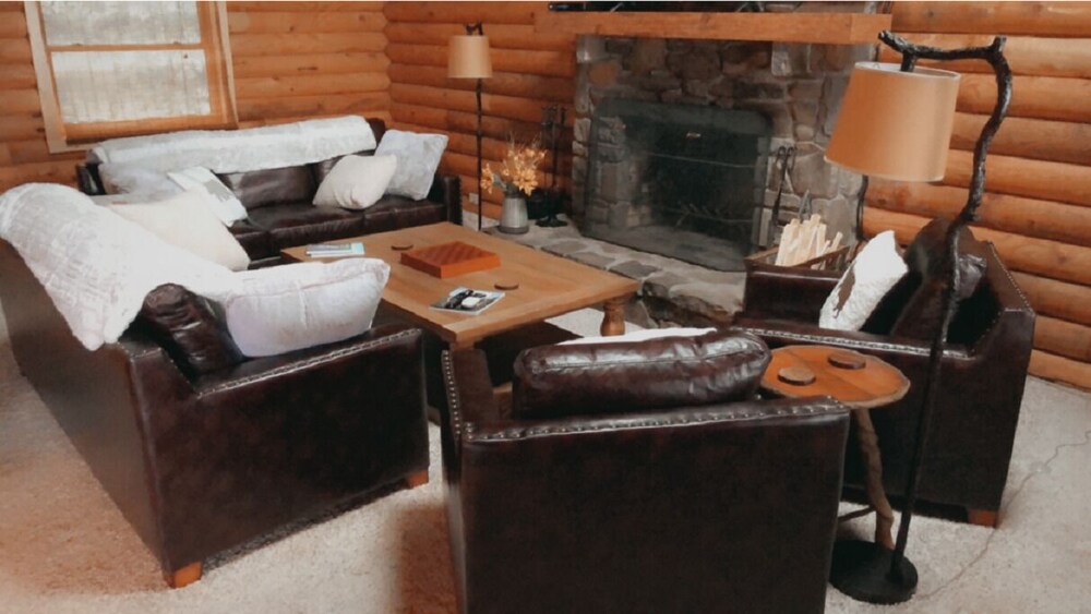 Remote Rustic Cabin with amazing mountain views