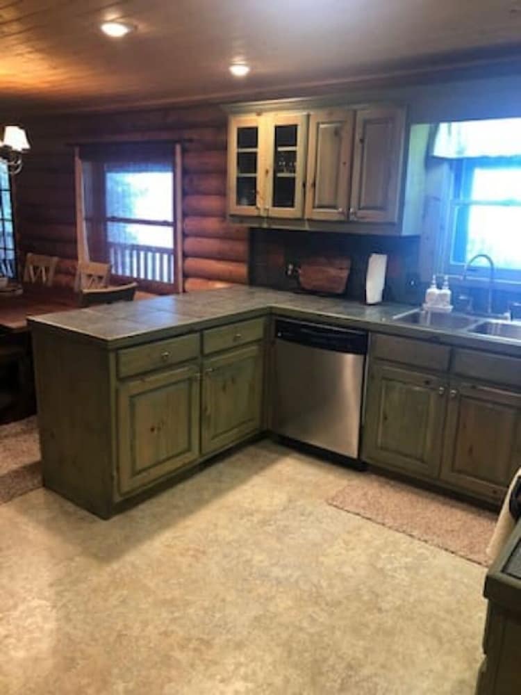 Remote Rustic Cabin with amazing mountain views