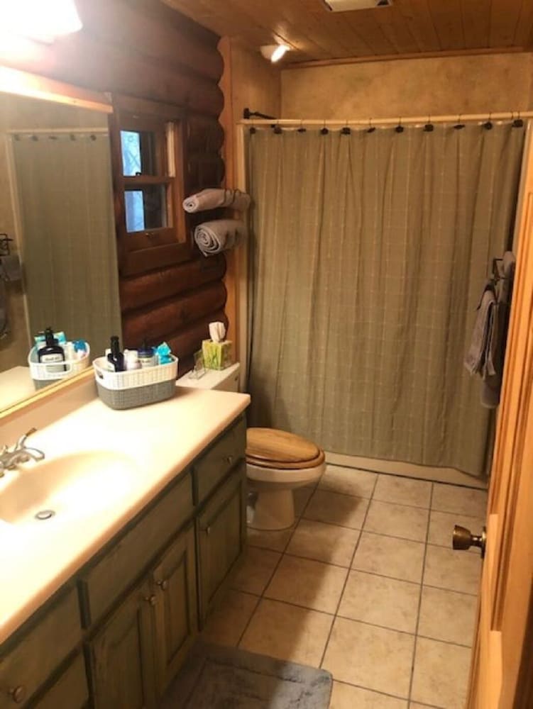 Remote Rustic Cabin with amazing mountain views