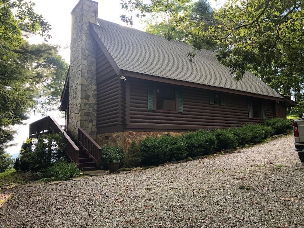 Remote Rustic Cabin with amazing mountain views