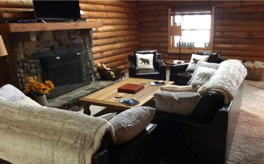 Remote Rustic Cabin with amazing mountain views