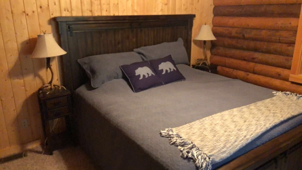 Remote Rustic Cabin with amazing mountain views