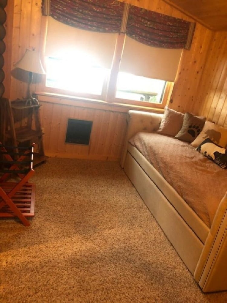 Remote Rustic Cabin with amazing mountain views