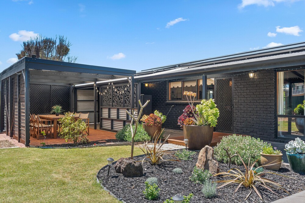 Black Pearl Aldinga Beach Flaunting Industrial Chic Design With A Colourful Flair In Adelaide Hotel Rates Reviews On Orbitz