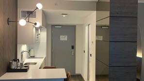 Zimmersafe, Schreibtisch, laptopgeeigneter Arbeitsplatz