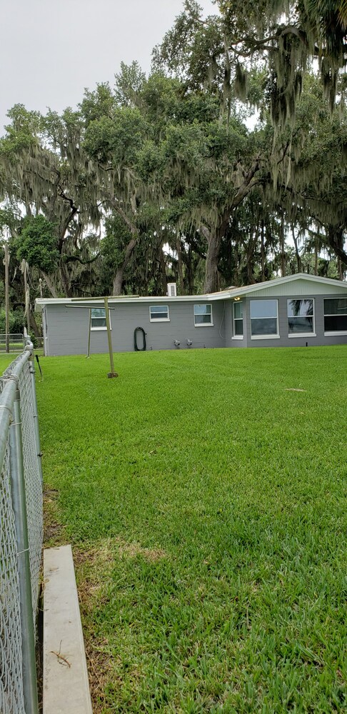 LAKE HARRIS SIESTA HIDEAWAY 3