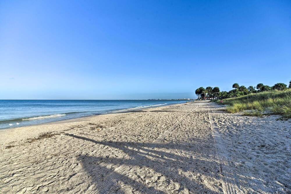 Idyllic Pass-A-Grille Studio - Walk to the Beach!