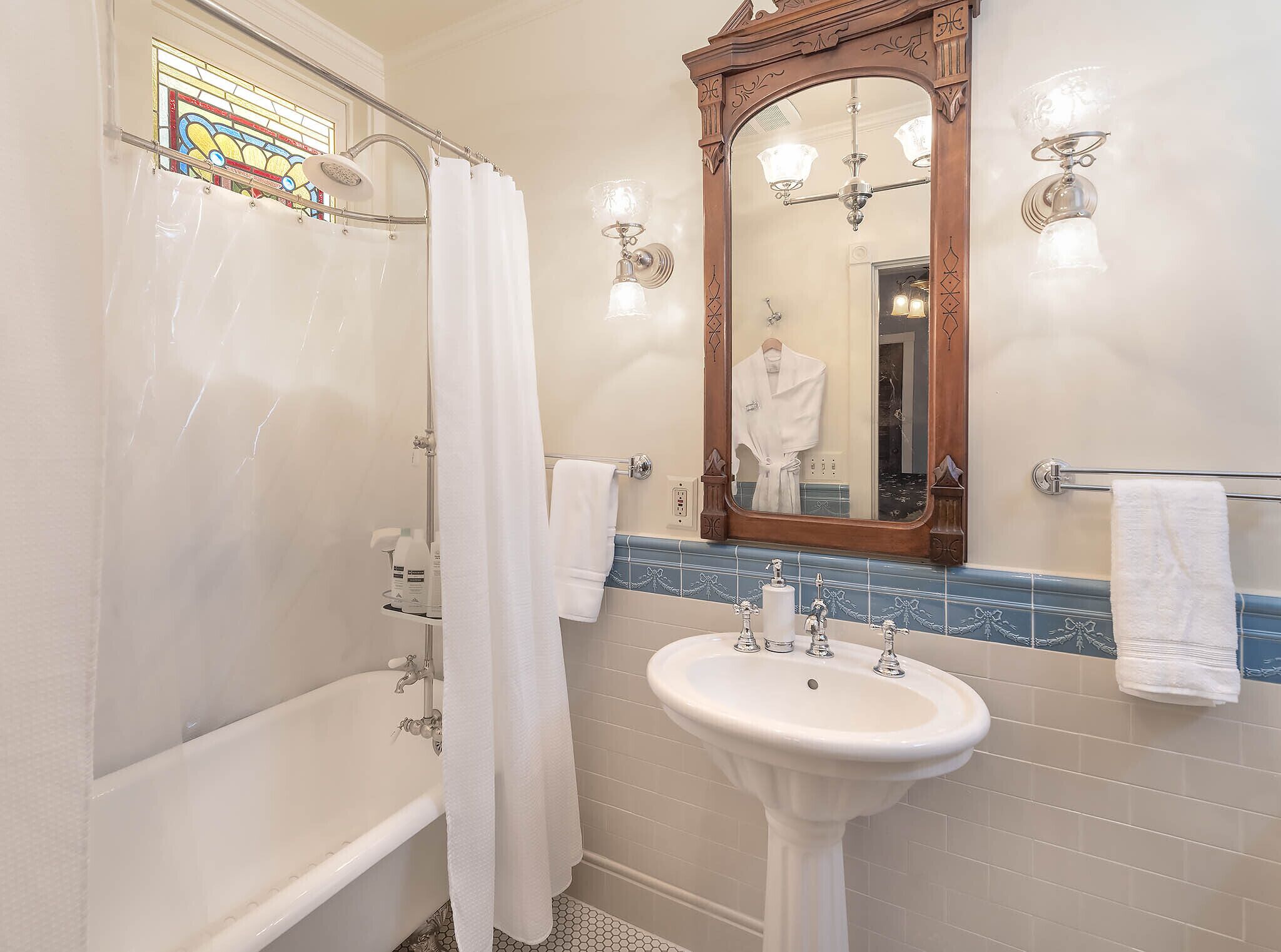 3812 Little House Nightly Rental Historic Home Just Steps To Coast Trail 21 Room Prices Deals Reviews Expedia Com